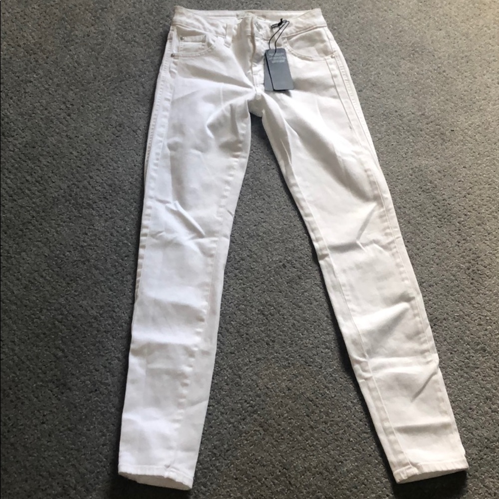 Guess mid rise skinny jeans brand new
J